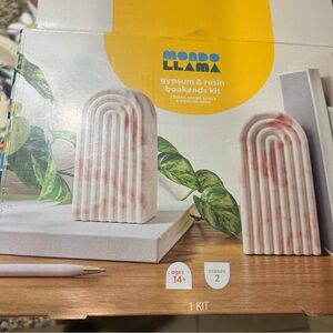 Mondo Llama Gypsum & Resin Bookends Kit new
